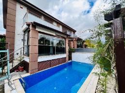 luxusvilla mit 7+1 zimmern, privatem pool und garten in zentraler lage in marmaris, direkt an der ha