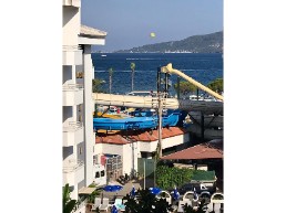 denize 50 metre mesafede, deniz ve dağ manzaralı 1+1 daire satılıktır